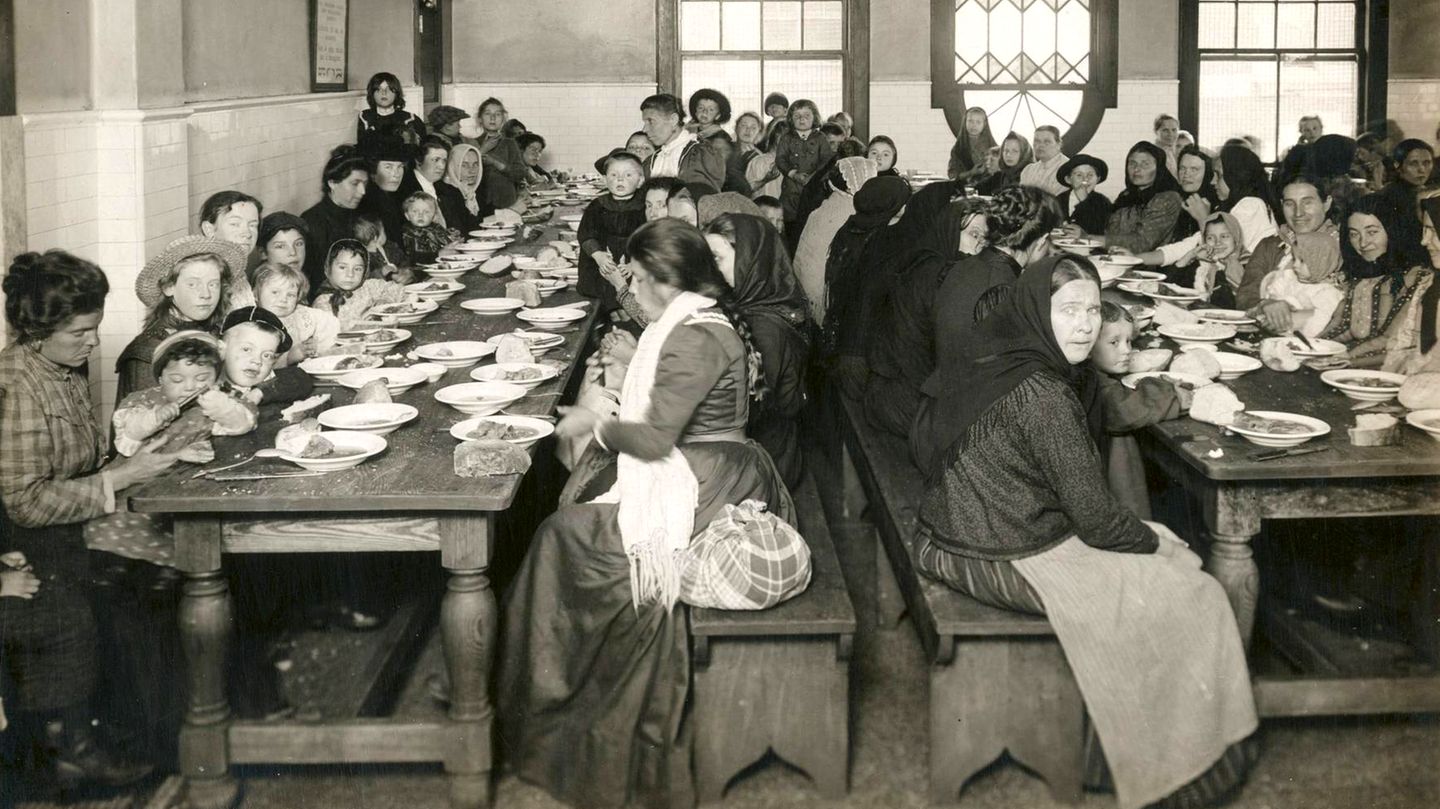 Frauen und Kinder beim Essen auf Ellis Island, 1902-1913 (Edwin Levick)