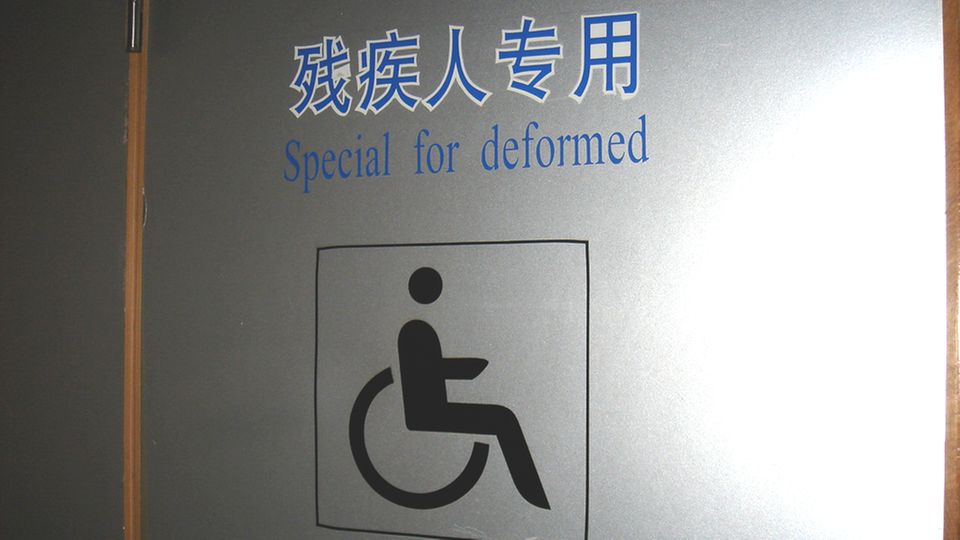 Ein Schild, das statt "disabled" das Wort "deformed" benutzt Ein Schild, das statt "disabled" das Wort "deformed" benutzt