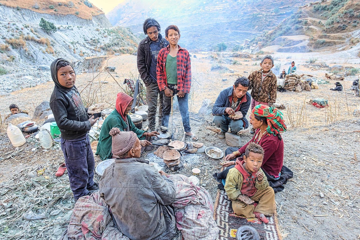 Internationaler Tag der Berge: Die (Salz)-Karawane zieht nicht mehr weiter Weitere Folgen: Die sehr traditionell verankerten Salz-Karawanen mit Ziegen, da Yaks nicht in tiefere Lagen gehen können, sind bald Geschichte, da der Transport nun über die Straße erfolgen wird. Traditionelle Routen zwischen Tibet und Indien, die vor allem von Nepalis im Westen begangen wurden, stehen vor dem Ende. Die (Salz)-Karawane zieht nicht mehr weiter Weitere Folgen: Die sehr traditionell verankerten Salz-Karawanen mit Ziegen, da Yaks nicht in tiefere Lagen gehen können, sind bald Geschichte, da der Transport nun über die Straße erfolgen wird. Traditionelle Routen zwischen Tibet und Indien, die vor allem von Nepalis im Westen begangen wurden, stehen vor dem Ende.