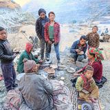 Die (Salz)-Karawane zieht nicht mehr weiter    Weitere Folgen: Die sehr traditionell verankerten Salz-Karawanen mit Ziegen, da Yaks nicht in tiefere Lagen gehen können, sind bald Geschichte, da der Transport nun über die Straße erfolgen wird. Traditionelle Routen zwischen Tibet und Indien, die vor allem von Nepalis im Westen begangen wurden, stehen vor dem Ende. 