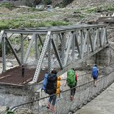 Wenn Straßen kommen, müssen Traditionen weichen    In mehr als 15, teils sehr abgelegenen Tälern, so auch im "Glückstal" Tsum finanziert China den Bau von Straßen. Besonders wichtig, da es die kürzeste Verbindung von China nach Indien darstellt, ist die zugleich sehr umstrittene Route durch Mustang. Ziel der Chinesen: über Nepal als Transitland, Produkte nach Indien und dort ans Meer zu transportieren. Die Straßen sind Teil der Milliarden Dollar teuren "One Belt – One Road"-Kampagne. Nepal kann kaum Gelder für die Projekte bereitstellen. Im Gegenteil: Nepal gerät durch eine hohe Verschuldung in eine enge Abhängigkeit zu China. 