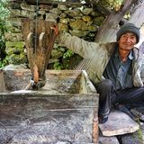 Wetterprognosen und Monsun-Vorhersagen? Glückssache!   Die Zeiten und die Stärke der Niederschläge haben sich verändert: Es regnet mittlerweile unvorhersehbarer (so ist das Monsun nicht mehr ganz genau vorzubestimmen). Die Niederschlagsmenge hat sich kaum verändert, allerdings fällt dieser Niederschlag in wesentlich weniger Tagen, an denen die Niederschläge deutlich stärker ausfallen. Die Folge: Vielerorts wird fruchtbarer Boden und Weideland weggeschwemmt bzw. kommt es zu Schlammlawinen und Erdrutschen, die die Landwirtschaft beeinträchtigen. Bereits verschwunden sind die meisten Wassermühlen, da die Flüsse zu unregelmäßig Wasser führen. 