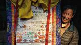 Amchi: Berufsstand mit Tradition und wenig Zukunft   Die traditionellen tibetischen Ärzte (Amchi) bildeten über Generationen das "gesundheitliche Rückgrat" in den abgelegenen Gebieten des Himalayas. Ihre Heilkunde basierte vorrangig auf lokale Kräuter und Pflanzen. Durch Klimawandel und veränderte Regenperioden ist das Pflanzenwachstum um über 50 Prozent zurückgegangen. Viele Pflanzen sind bereits ausgestorben, so dass zahlreiche Arzneien nicht mehr produziert werden können. Zudem haben die Chinesen mit der Errichtung einer kaum mehr durchlässigen Grenze zu Tibet (China) den Austausch an Ärzten und an Wissen mit den wichtigsten traditionellen Medizinschulen in Tibet vollkommen zum Erliegen gebracht.
