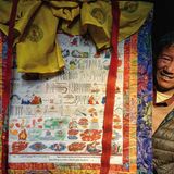 Amchi: Berufsstand mit Tradition und wenig Zukunft   Die traditionellen tibetischen Ärzte (Amchi) bildeten über Generationen das "gesundheitliche Rückgrat" in den abgelegenen Gebieten des Himalayas. Ihre Heilkunde basierte vorrangig auf lokale Kräuter und Pflanzen. Durch Klimawandel und veränderte Regenperioden ist das Pflanzenwachstum um über 50 Prozent zurückgegangen. Viele Pflanzen sind bereits ausgestorben, so dass zahlreiche Arzneien nicht mehr produziert werden können. Zudem haben die Chinesen mit der Errichtung einer kaum mehr durchlässigen Grenze zu Tibet (China) den Austausch an Ärzten und an Wissen mit den wichtigsten traditionellen Medizinschulen in Tibet vollkommen zum Erliegen gebracht.