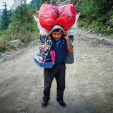 Fliegende Himalaya-Händler – die letzten ihrer Art   Traditionell versorgten fliegende Händler abgelegene Gebiete und Yak-Weiden mit den nötigen Dingen des Alltags. Der Berufsstand ist nun kaum noch gefragt, da immer mehr Straßen auch abgelegene Regionen mit der „Außenwelt“ verbinden. Vor allem in den Gebieten Manaslu und Annapurna ist dieser Wandel bereits Alltag.