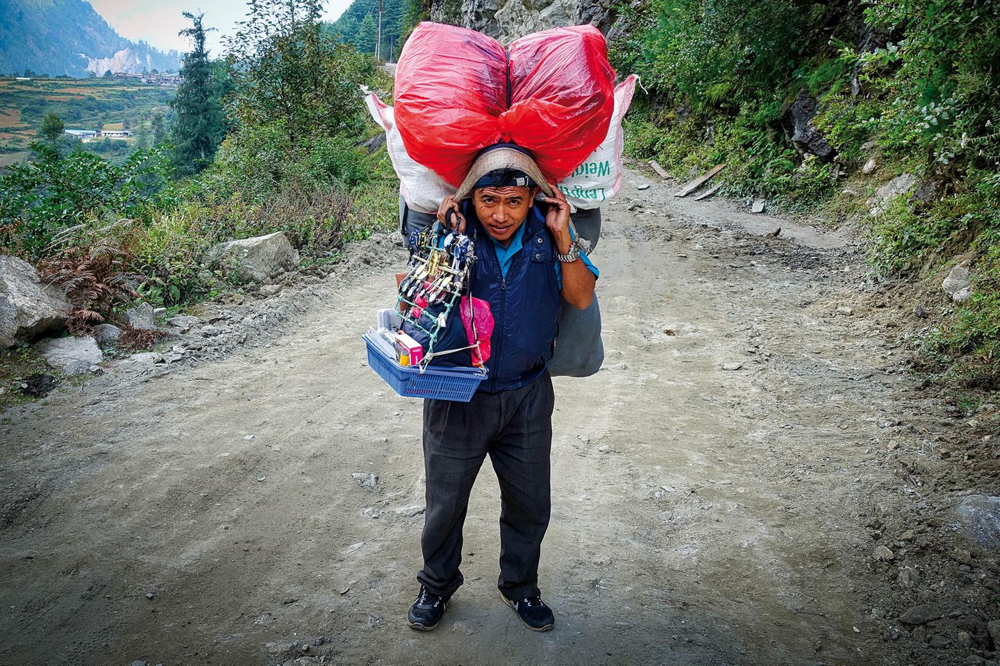 Fliegende Himalaya-Händler – die letzten ihrer Art   Traditionell versorgten fliegende Händler abgelegene Gebiete und Yak-Weiden mit den nötigen Dingen des Alltags. Der Berufsstand ist nun kaum noch gefragt, da immer mehr Straßen auch abgelegene Regionen mit der „Außenwelt“ verbinden. Vor allem in den Gebieten Manaslu und Annapurna ist dieser Wandel bereits Alltag.