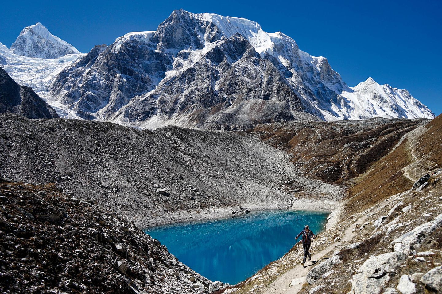 Internationaler Tag der Berge: Am Berg schmelzen die Gletscher – im Tal zittern die Menschen Wissenschaftler registrieren seit Jahren einen dramatischen Rückgang der rund 3200 nepalesischen Gletscher. Auch einheimische Bergsteiger, wie der zehnfache Everest-Bezwinger Ang Rita Sherpa, berichten, dass sich selbst am Fuße des Mount Everest große Seen gebildet haben. Die dramatischste Folge durch den Eis-Rückgang: Es bilden sich hunderte von Schmelzwasserseen, die nur von instabilen Geröllwänden geschützt werden. Es drohen schon bald Flutwellen, die sich in die Täler stürzen könnten. Ganze Dörfer und tausende Einwohner sind bedroht. Am Berg schmelzen die Gletscher – im Tal zittern die Menschen Wissenschaftler registrieren seit Jahren einen dramatischen Rückgang der rund 3200 nepalesischen Gletscher. Auch einheimische Bergsteiger, wie der zehnfache Everest-Bezwinger Ang Rita Sherpa, berichten, dass sich selbst am Fuße des Mount Everest große Seen gebildet haben. Die dramatischste Folge durch den Eis-Rückgang: Es bilden sich hunderte von Schmelzwasserseen, die nur von instabilen Geröllwänden geschützt werden. Es drohen schon bald Flutwellen, die sich in die Täler stürzen könnten. Ganze Dörfer und tausende Einwohner sind bedroht.