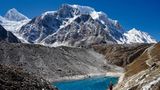Am Berg schmelzen die Gletscher – im Tal zittern die Menschen    Wissenschaftler registrieren seit Jahren einen dramatischen Rückgang der rund 3200 nepalesischen Gletscher. Auch einheimische Bergsteiger, wie der zehnfache Everest-Bezwinger Ang Rita Sherpa, berichten, dass sich selbst am Fuße des Mount Everest große Seen gebildet haben. Die dramatischste Folge durch den Eis-Rückgang: Es bilden sich hunderte von Schmelzwasserseen, die nur von instabilen Geröllwänden geschützt werden. Es drohen schon bald Flutwellen, die sich in die Täler stürzen könnten. Ganze Dörfer und tausende Einwohner sind bedroht.