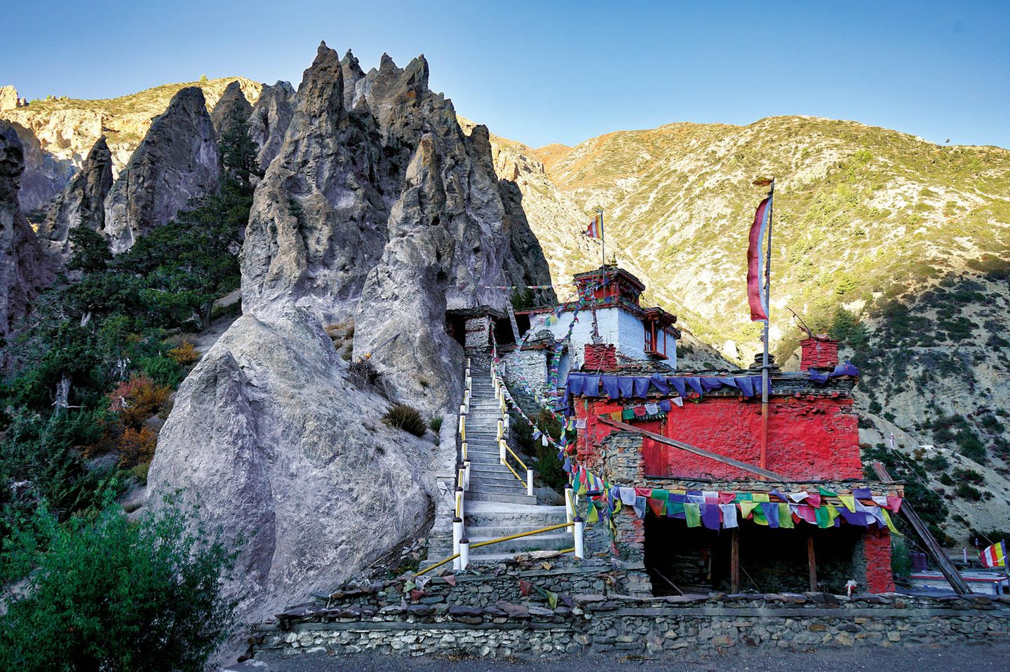 Internationaler Tag der Berge: Wenn es Nacht wird, sieht’s im Kloster finster aus Klöster finden keine Mönche mehr, etliche Klöster haben schon geschlossen (unter anderem Braka, Annapurna), da es an Nachwuchs fehlt, der inzwischen vor allem tiefere Regionen (u.a. Kathmandu und Pokhara) bevorzugt, weil es dort nicht nur wärmer ist, sondern der Lebensstandard auch höher und bequemer. Wenn es Nacht wird, sieht’s im Kloster finster aus Klöster finden keine Mönche mehr, etliche Klöster haben schon geschlossen (u.a. Braka, Annapurna), da es an Nachwuchs fehlt der inzwischen vor allem tiefere Regionen (u.a. Kathmandu und Pokhara) bevorzugt, weil es dort nicht nur wärmer ist, sondern der Lebensstandard auch höher und bequemer.