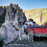 Wenn es Nacht wird, sieht’s im Kloster finster aus   Klöster finden keine Mönche mehr, etliche Klöster haben schon geschlossen (u.a. Braka, Annapurna), da es an Nachwuchs fehlt der inzwischen vor allem tiefere Regionen (u.a. Kathmandu und Pokhara) bevorzugt, weil es dort nicht nur wärmer ist, sondern der Lebensstandard auch höher und bequemer.