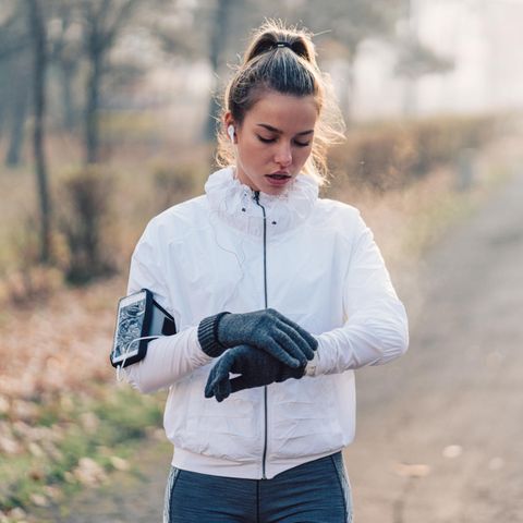 Eine junge Frau joggt im Winter durch einen Park