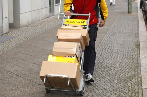 Paketbote bei der Arbeit