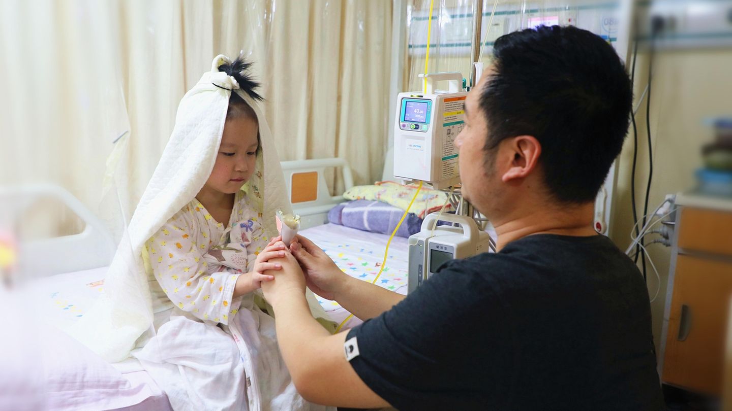 Die kleine Yaxin "heiratete" im Krankenhaus ihren Papa