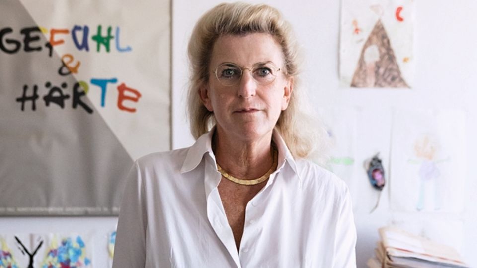 Sorgerecht und Scheidung: Ulrike Sachenbacher, 56 ist seit 2009 Familienrichterin am Amtsgericht München. Sie ist zusammen mit einem Kollegen zuständig für die Kooperation mit Jugendamt und Jugendpsychiatrie und Mitglied im Arbeitskreis für das "Münchner Modell" . Es will zerstrittenen Eltern helfen, "eigenverantwortlich möglichst rasch eine tragfähige Lösung" zu finden. Sie ist Mutter von vier Söhnen. Ulrike Sachenbacher, 56 ist seit 2009 Familienrichterin am Amtsgericht München. Sie ist zusammen mit einem Kollegen zuständig für die Kooperation mit Jugendamt und Jugendpsychiatrie und Mitglied im Arbeitskreis für das "Münchner Modell" . Es will zerstrittenen Eltern helfen, "eigenverantwortlich möglichst rasch eine tragfähige Lösung" zu finden. Sie ist Mutter von vier Söhnen.