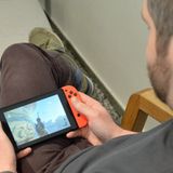 Die Nintendo Switch in der Hand