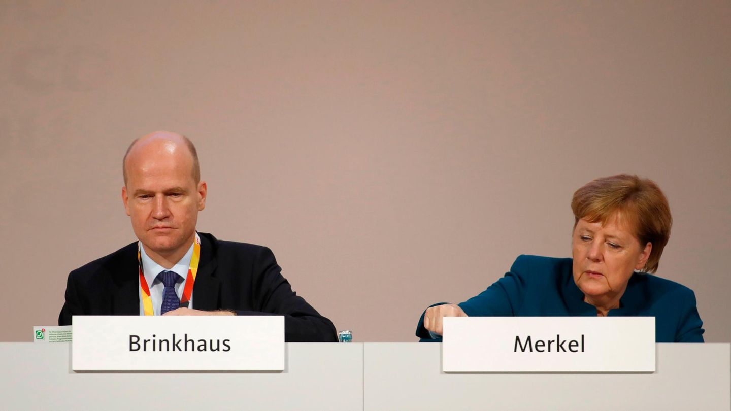 Ralph Brinkhaus und Angela Merkel: Der CDU-Parteitag unterstützt den UN-Migrationspakt