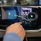 Das Infotainmentsystem kommt ohne Knöpfe und Schalter aus