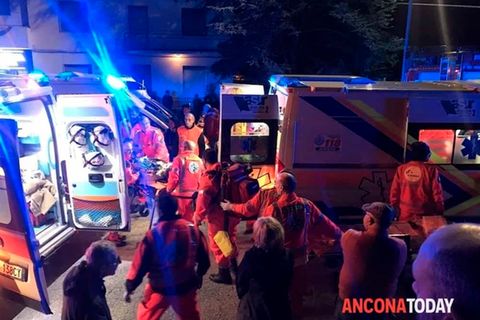 Rettungskräfte kümmern sich nach einer Massenpanik in einer Diskothek