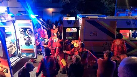 Rettungskräfte kümmern sich nach einer Massenpanik in einer Diskothek