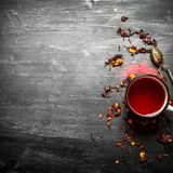 Früchtetee  Kaum ein Getränk wärmt mehr als Tee. Trinken Sie den ungezuckert, kommen Sie auf eine unschlagbare Kalorienzahl. Mit nur 2 kcal pro 200 ml machen Sie beim Früchte, Schwarz- oder Grüntee nie etwas falsch. Möchten Sie es weihnachtlicher? Geben Sie eine Stange Zimt hinein. Oder kochen Sie heißes Wasser mit Kardamom und Nelken auf.