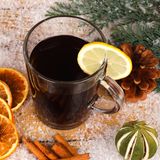 Grog  Einfacher gibt es kein Heißgetränk mit Schuss. Für einen Grog müssen Sie nur Rum und Zucker verrühren und mit heißem Wasser auffüllen. Im Hinblick auf andere Heißgetränke ist der Grog noch relativ kalorienarm. Er kommt auf 163 kcal pro 200 ml.