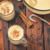 Eierpunsch  Er ist der Klassiker der Adventszeit und sollte in jedem Fall warm getrunken werden: Eierpunsch. Was darin ist? Steifgeschlagenes Eiweiß, Eigelb, Rum, Weißwein, Vanille, Zucker und Sahne. Mit 270 kcal pro 200 ml ist er keine leichte Kost, deshalb nicht allzu oft trinken. 