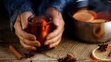 Früchtepunsch  Punsch basiert eigentlich auf Schwarztee, der mit jeder Menge Zutaten aufgepeppt wird. Orangensaft, Zimt und Nelken. Alkoholfrei für Kinder, Erwachsene können den Punsch mit etwas Alkohol anreichern. Aber auch die fruchtige Variante wärmt an kalten Tagen. Auf 209 kcal pro 200 ml kommt der Früchtepunsch.