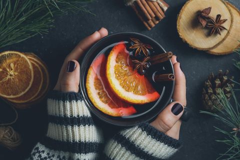 Glühwein  Das wohl beliebteste Getränk auf dem Weihnachtsmarkt ist der Glühwein. Er enthält 214 kcal pro 200 ml. Dabei gibt es ganz bestimmte Regeln, wie ein guter Glühwein schmecken soll. Wie Sie den erkennen, können Sie hier nachlesen!