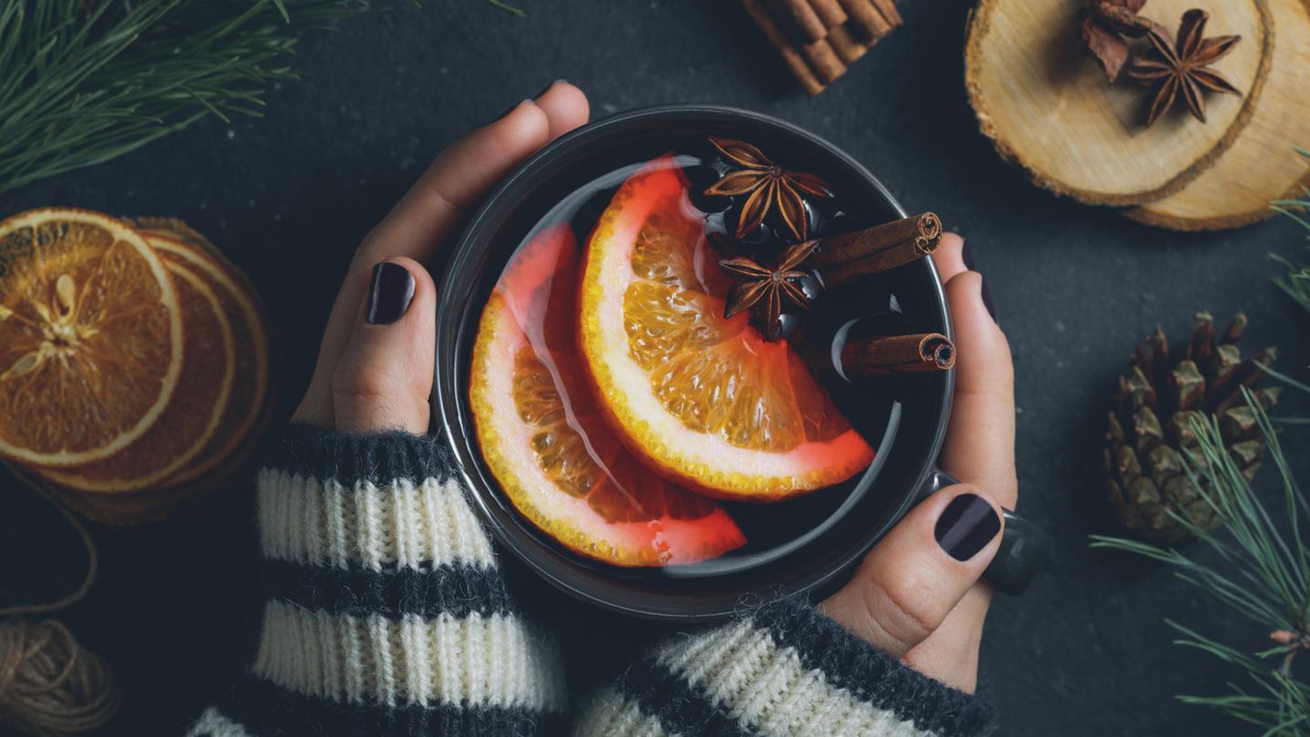 Heiße Getränke im Winter: Glühwein Das wohl beliebteste Getränk auf dem Weihnachtsmarkt ist der Glühwein. Er enthält 214 kcal pro 200 ml. Dabei gibt es ganz bestimmte Regeln, wie ein guter Glühwein schmecken soll. Wie Sie den erkennen, können Sie hier nachlesen! Glühwein Das wohl beliebteste Getränk auf dem Weihnachtsmarkt ist der Glühwein. Er enthält 214 kcal pro 200 ml. Dabei gibt es ganz bestimmte Regeln, wie ein guter Glühwein schmecken soll. Wie Sie den erkennen, können Sie hier nachlesen!