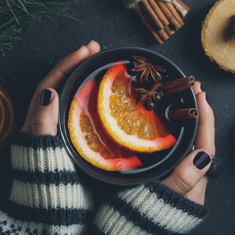 Glühwein  Das wohl beliebteste Getränk auf dem Weihnachtsmarkt ist der Glühwein. Er enthält 214 kcal pro 200 ml. Dabei gibt es ganz bestimmte Regeln, wie ein guter Glühwein schmecken soll. Wie Sie den erkennen, können Sie hier nachlesen!