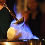 Feuerzangenbowle  Seit 1944 und dem gleichnamigen Film "Die Feuerzangenbowle" ist dieses Wintergetränk Kult. Eigentlich ist die Bowle ein Punsch aus Rotwein und Branntwein, wo hingegen eine Bowle kalt getrunken wird. Nach der Zugabe verschiedener Gewürze und eventuell Fruchtsäfte wird eine "Feuerzange" auf das Punschgefäß gelegt und darauf ein in Rum getränktes, kegelförmiges Zuckerstück angezündet, das in die Flüssigkeit tropft. Es ist alle mal ein Erlebnisgetränk und die 256 kcal pro 200 ml absolut Wert.