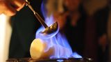 Feuerzangenbowle  Seit 1944 und dem gleichnamigen Film "Die Feuerzangenbowle" ist dieses Wintergetränk Kult. Eigentlich ist die Bowle ein Punsch aus Rotwein und Branntwein, wo hingegen eine Bowle kalt getrunken wird. Nach der Zugabe verschiedener Gewürze und eventuell Fruchtsäfte wird eine "Feuerzange" auf das Punschgefäß gelegt und darauf ein in Rum getränktes, kegelförmiges Zuckerstück angezündet, das in die Flüssigkeit tropft. Es ist alle mal ein Erlebnisgetränk und die 256 kcal pro 200 ml absolut Wert.
