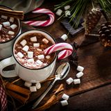 Lumumba  Spitzenreiter ist der Lumumba, ein Getränk aus Kakao, Sahne, Rum. Mit satten 369 kcal pro 200 ml trinkt man gewissermaßen eine ganze Mahlzeit. Wenn's draußen aber kalt ist, muss man sich manchmal eine kleine Sünde gönnen.