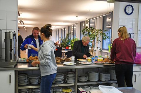 In der Teestube einer Pfarrei in Rheinland-Pfalz wird Essen an Obdachlose ausgegeben. Aber auch viele nicht-wohnungslose Menschen in Deutschland wissen kaum, wie sie ihren Lebensunterhalt bestreiten sollen.