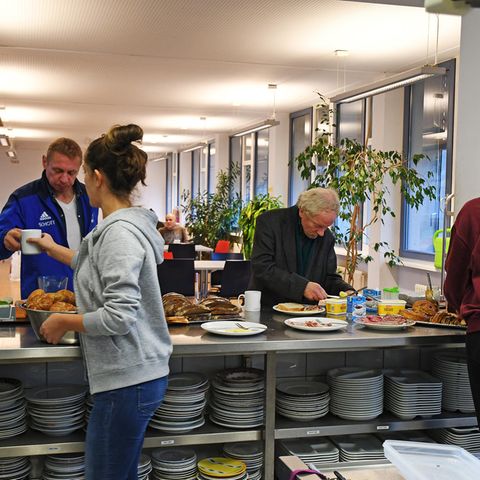 In der Teestube einer Pfarrei in Rheinland-Pfalz wird Essen an Obdachlose ausgegeben. Aber auch viele nicht-wohnungslose Menschen in Deutschland wissen kaum, wie sie ihren Lebensunterhalt bestreiten sollen.