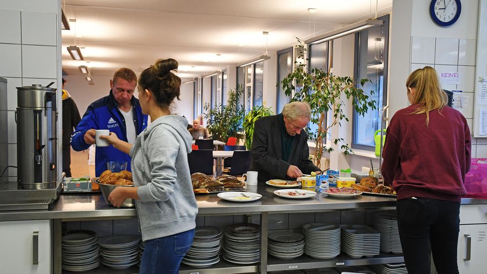 In der Teestube einer Pfarrei in Rheinland-Pfalz wird Essen an Obdachlose ausgegeben. Aber auch viele nicht-wohnungslose Menschen in Deutschland wissen kaum, wie sie ihren Lebensunterhalt bestreiten sollen.