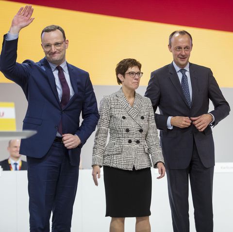 Ein Bild, das Einigkeit demonstrieren soll: die neu gewählte CDU-Vorsitzende Annegret Kramp-Karrenbauer neben ihren unterlegenen Konkurrenten Jens Spahn und Friedrich Merz