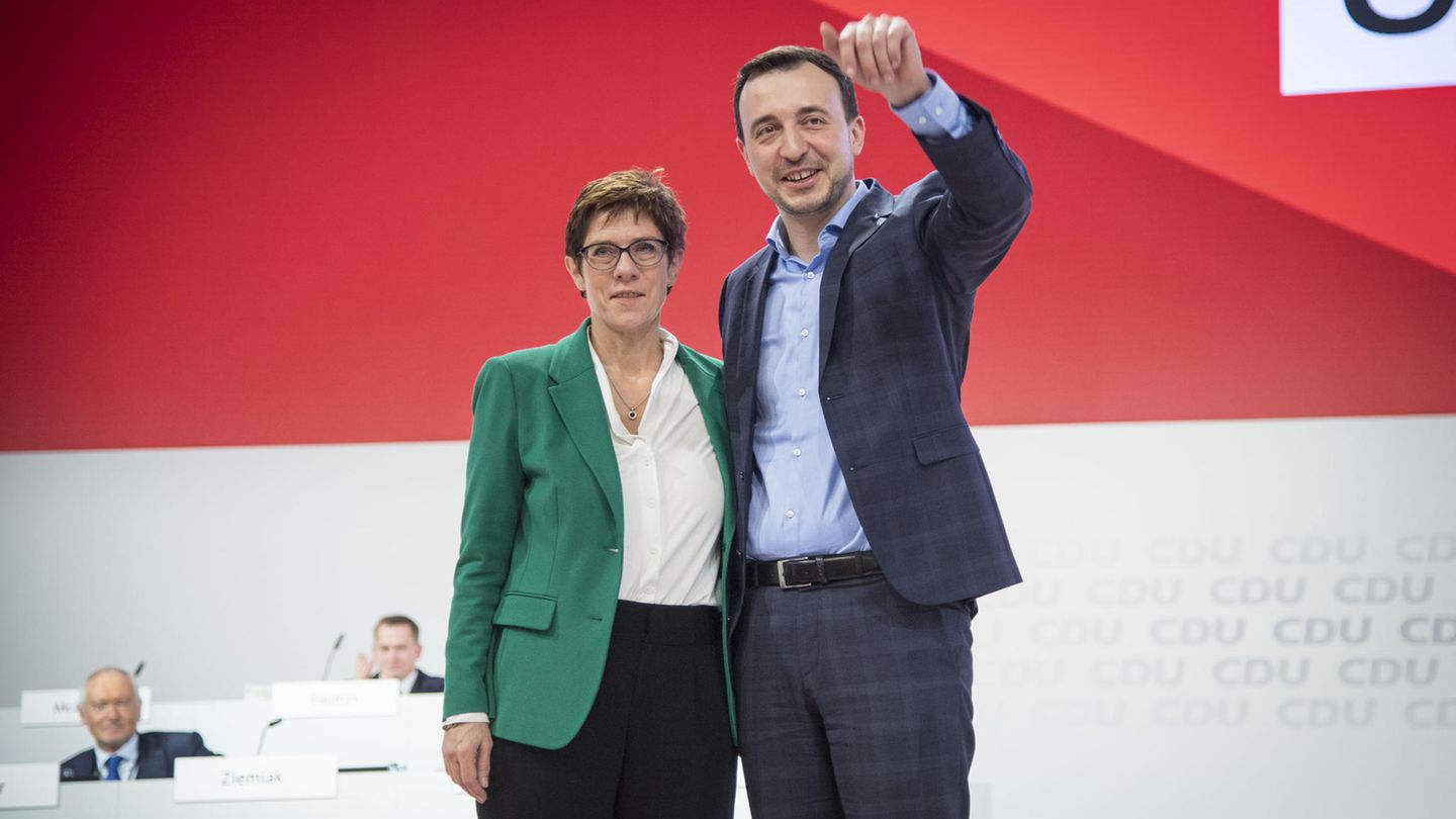 Paul Ziemiak und Annegret Kramp-Karrenbauer. Beobachter sehen es an klugen Schachzug "AKKs", dass sie Ziemiak als Generalsekretär vorschlug. Er stammt wie ihre Gegner beim Kampf um den CDU-Vorsitz, Friedrich Merz und Jens Spahn, aus Nordrhein-Westfalen.