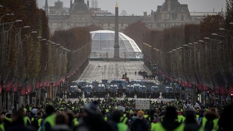 Frankreich - Hunderte Festnahmen bei "Gelbwesten"-Protesten - Zusammenstöße mit Polizei