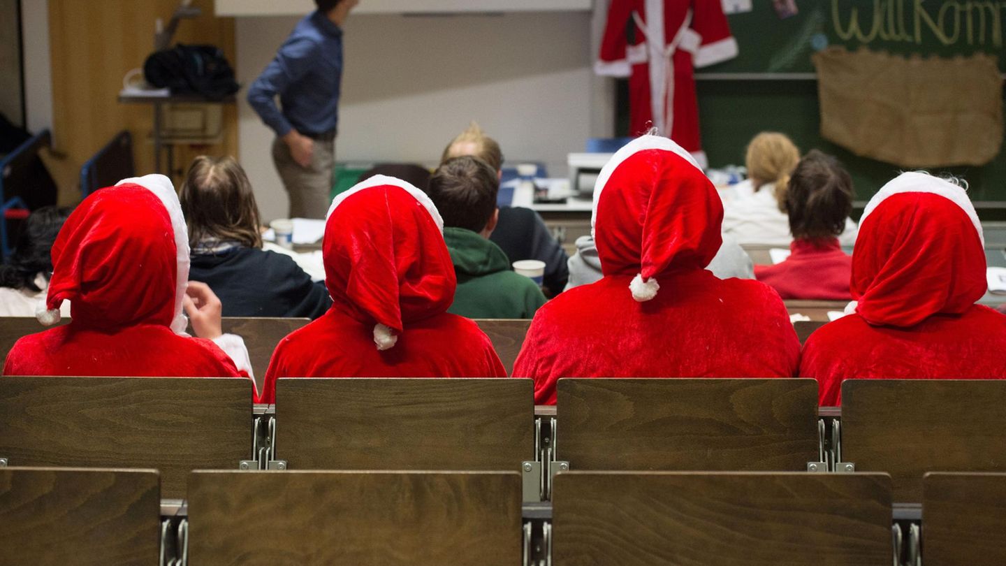 Studenten lassen sich in einem Hörsaal in Dresden zu Weihnachtsmännern ausbilden