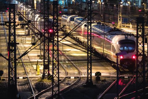 ICE-Züge der Deutschen Bahn stehen auf den Gleisen vor dem Münchner Hauptbahnhof