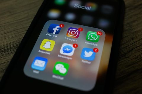 Ein Handy mit Apps von sozialen Netzwerken