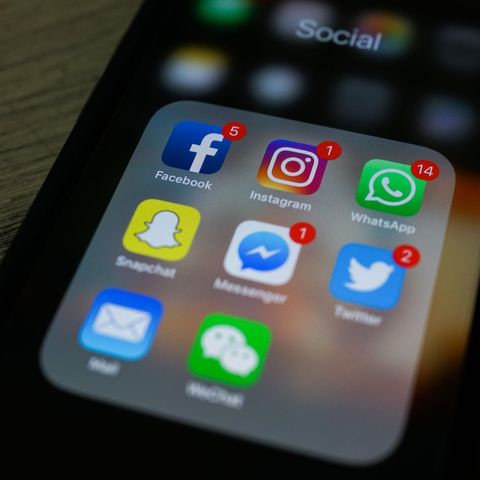 Ein Handy mit Apps von sozialen Netzwerken