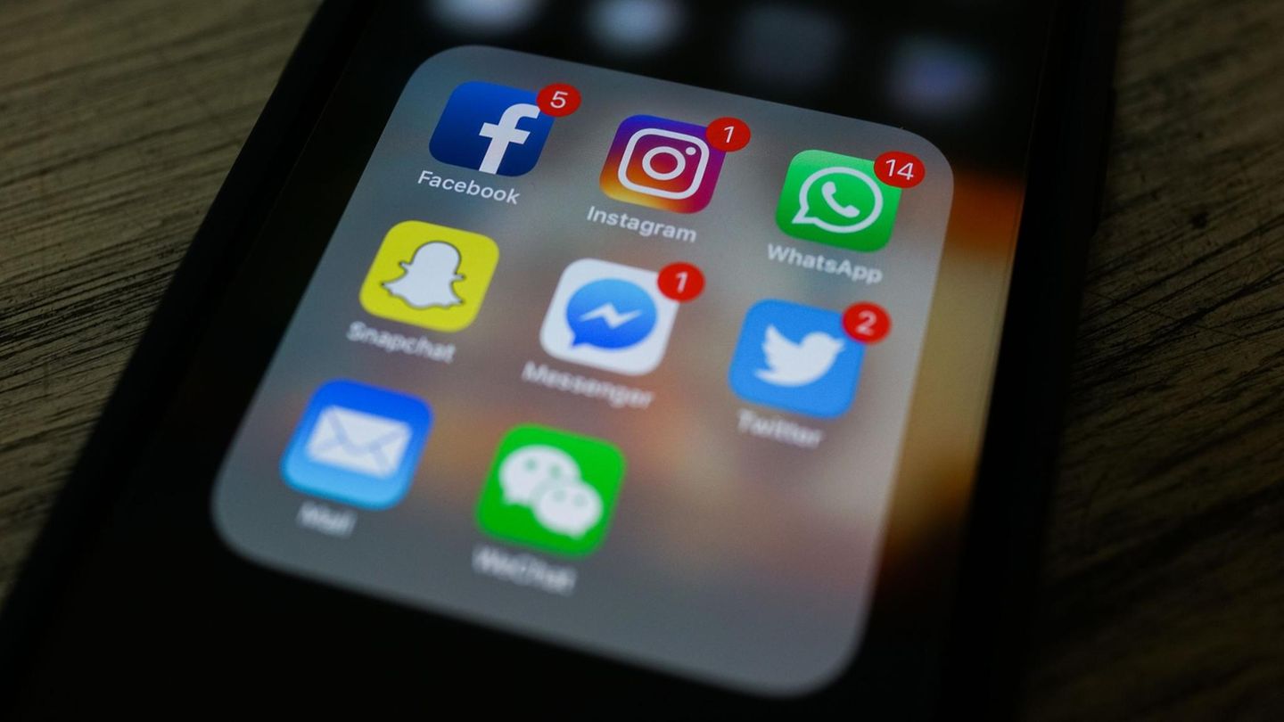 Ein Handy mit Apps von sozialen Netzwerken