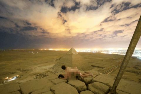 Foto von Andreas Hvid, das ein Paar beim Sex auf der Gizeh-Pyramide in Ägypten zeigen soll