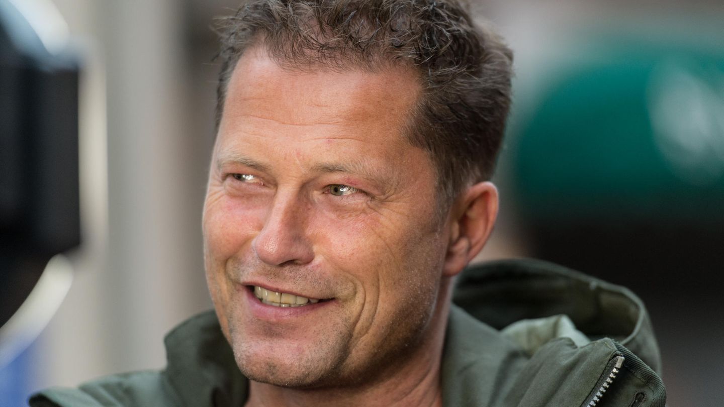 Til Schweiger mit einem verschmitzten Lächeln
