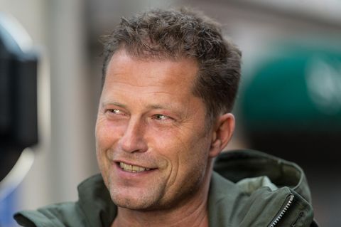 Til Schweiger mit einem verschmitzten Lächeln