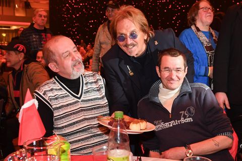 Frank Zander serviert Essen an Obdachlose.