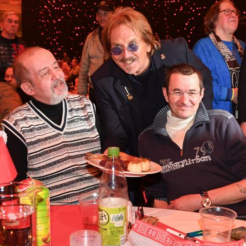 Frank Zander serviert Essen an Obdachlose.