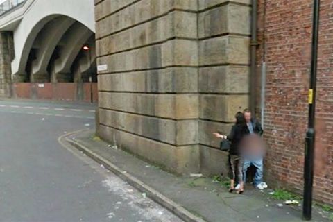 Google Street View zeigt Prostituierte und Freier in flagranti